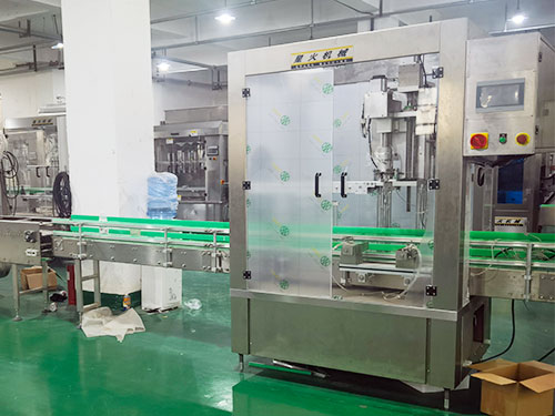 大桶抓蓋式旋蓋機(jī)實(shí)拍圖