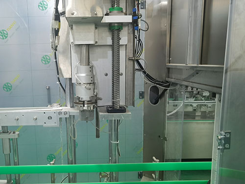 大桶抓蓋式旋蓋機(jī)圖