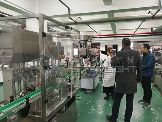 ���ʿ͑��^ʳ���͹��b�C�F��չʾ